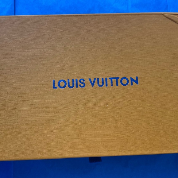 Long zipper wallet white and grey checkered comes with box and dust bag. - Picture 8 of 9